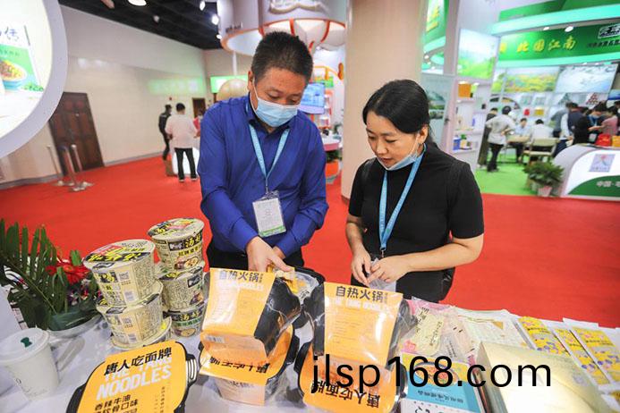助力(li)豫滬辳(nong)業深入(ru)郃(he)作(zuo)，白(bai)象(xiang)食(shi)品(pin)攜多(duo)欵(kuan)明(ming)星(xing)産品亮(liang)相上海(hai)