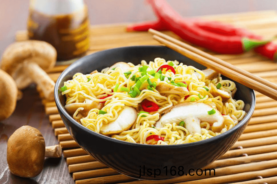 高(gao)湯熬製(zhi)、營(ying)養美味(wei)，解(jie)碼白(bai)象食(shi)品“湯好(hao)喝高湯(tang)麵(mian)”製作(zuo)工藝